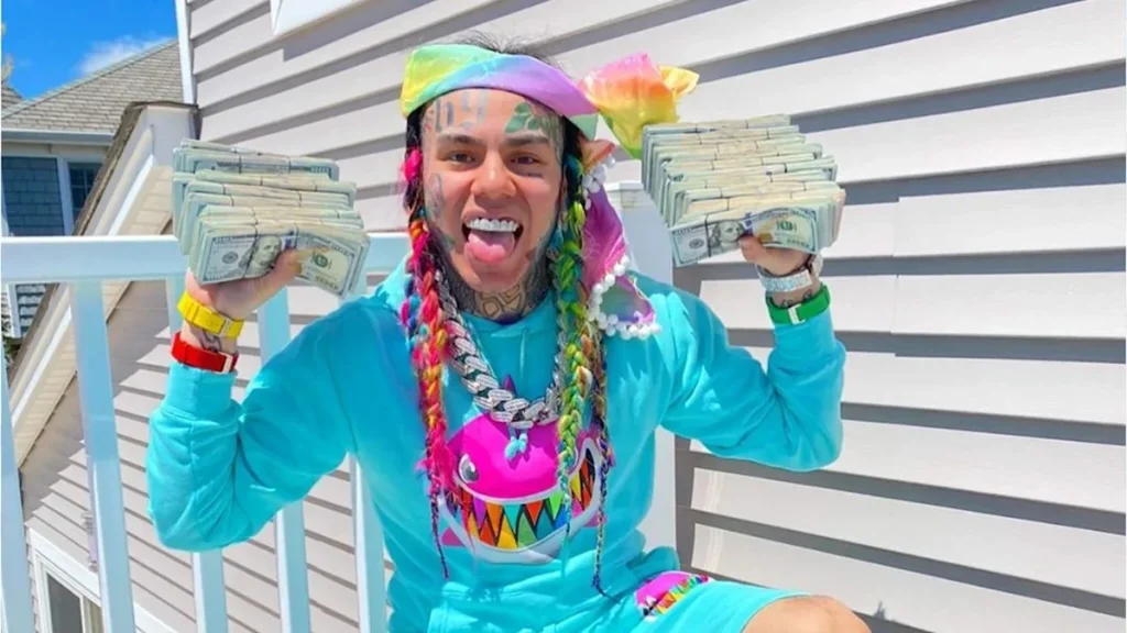 Tekashi 6ix9ine showing his money iamge taken from yahoo by stuffablog