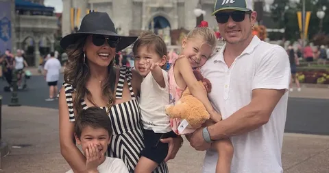 Screenshot of Nick Lachey with his family by stuffablog