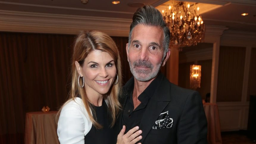 Lori Loughlin and Husband Mossimo Giannulli screenshot by stuffablog