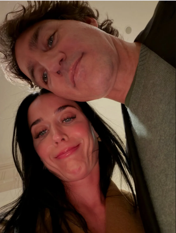 screenshot of Katy Perry and Justin Trudeau having dump selfie by stuffablog.com